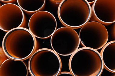 Kauçuk kapaklı kahverengi plastik tesisat boruları - tam kare yakın plan