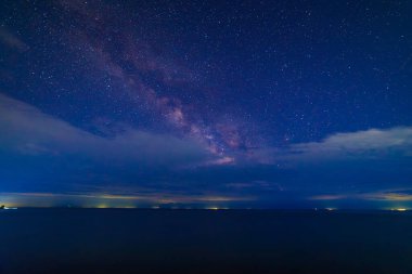 Yıldızlı gece gökyüzü Büyük dağ gölü üzerinde az bulutlu gece