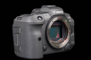 Canon R5 - Siyah profesyonel 35 mm tam kare aynasız kamera gövdesi, siyah arka planda izole edilmiş, odak yığını ile birlikte - Tula, Rusya, 15 Eylül 2021