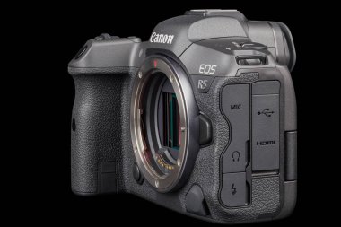 Canon R5 - Siyah profesyonel 35 mm tam kare aynasız kamera gövdesi, siyah arka planda izole edilmiş, odak yığını ile birlikte - Tula, Rusya, 15 Eylül 2021