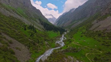 Kırgızistan 'da yaz günü Ala Archa Ulusal Parkı' nda, kaideyi kaldıran kamera hareketiyle hava manzarası.