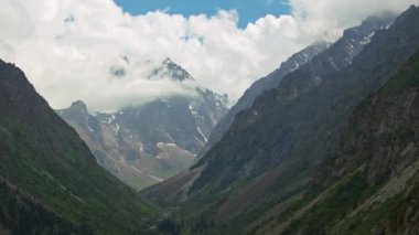 Kırgızistan 'da yaz günü Ala Archa Ulusal Parkı. Kamyon kameralı hava manzaralı..