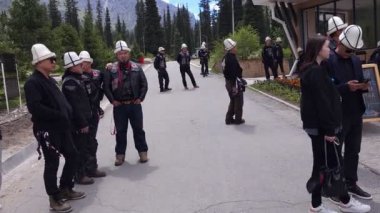 Zui Mei - Kırgızistan 'daki Ala-Archa Ulusal Parkı' nı ziyaret eden büyük Çin motosiklet kulübü temsilcileri - 30 Mayıs 2024