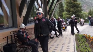 Zui Mei - Kırgızistan 'daki Ala-Archa Ulusal Parkı' nı ziyaret eden büyük Çin motosiklet kulübü temsilcileri - 30 Mayıs 2024