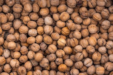 Yüksek açı görüşlü soyulmamış ceviz yığını, tam çerçeve dokusu ve arkaplan