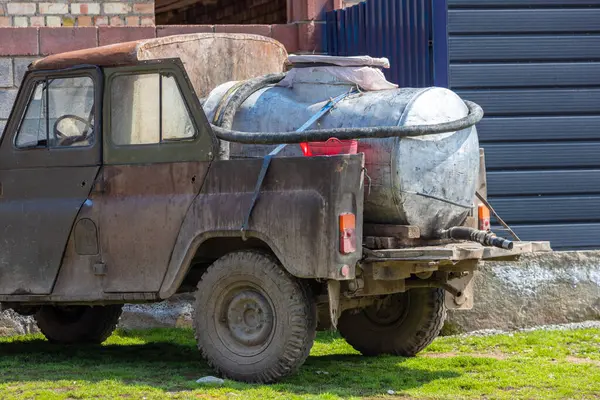 Eski Sovyet 4x4 'ü küçük çiftçiler için varili olan bir kamyonete dönüştürüp Kırgızistan' da bir mandıra fabrikasına satmış.