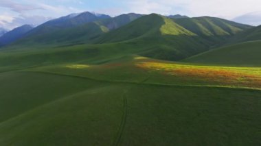Yaz akşamları dağ sırasının önündeki engin yeşil tepeler, insansız hava aracı bakış açısı