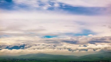 Fırtınadan önceki yaz mevsiminde dağların üzerinde yüzen yoğun kabarık bulutlar geniş açılı drone bakış açısı