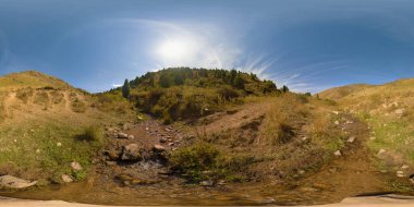 Güneşli bir günde güneşli bir günde, sarı eteklerin arasında, sonbahar vadisindeki küçük dağ deresinin 360 derecelik tam panoraması.