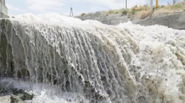 Güneşli bir günde Şelale Kıyısında Beyaz Su Sıçrıyor