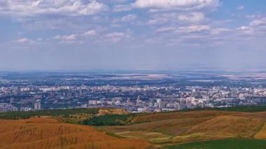 Bishkek hava saatleri zaman aşımına uğradı, bulutlar şehrin üzerinde uçuyor.