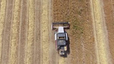 Tarımsal alanda çalışan iki hasat gemisi, tam olarak Havacılık görüşünün üstünde..