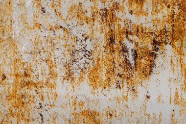 Paslı, bembeyaz boyalı çelik levha. Kapalı çerçeve arka plan ve doku.