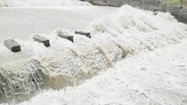 Beton su sızıntısı kanalı eğimindeki paraşüt dengeleyici bloklar. Yavaşlayan su akışını yavaşlatıyor..
