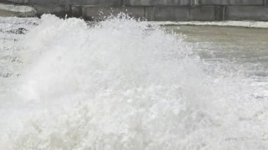 Beton su sızıntısı kanalı eğimindeki paraşüt dengeleyici bloklar. Yavaşlayan su akışını yavaşlatıyor..