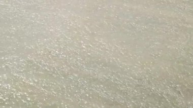 Güneşli bir günde düz beton kanaldan akan kubbeli su, tam kare yakın çekim.