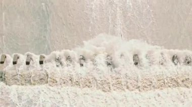 Beton su sızıntısı kanalı drone görüntüsü paraşüt dengeleyici bloklar ile yamaç aşağı akan su akışını yavaşlatıyor