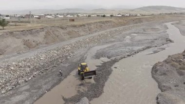 Bir ön yükleyici Sokuluk, Kırgızistan 'daki bir dağ deresinin nehir yatağını ayarlar - 3 Temmuz 2024
