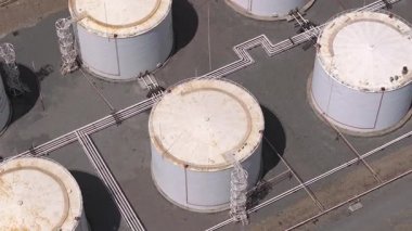 Beyaz silindirik tankları olan bir yakıt depolama tesisinin havadan görüntüsü. Site, Sokuluk, Kırgızistan 'da petrol ürünleri depolamak için kullanılan boru hatları ve sanayi altyapısını da içeriyor - 3 Temmuz 2024.