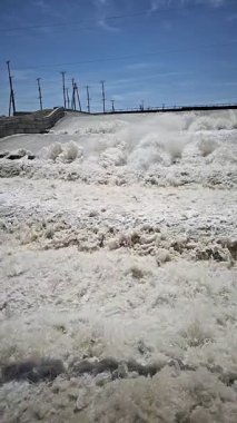 Ağır çekimde paraşüt blokları beton su sızıntısı kanalı eğiminde yavaşlatarak akan su akışını yavaşlatır..