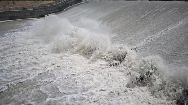 Ağır çekimde paraşüt blokları beton su sızıntısı kanalı eğiminde yavaşlatarak akan su akışını yavaşlatır..