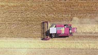 Tarımsal alanda çalışan iki hasat gemisi, tam olarak Havacılık görüşünün üstünde..