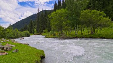 Resmedilmeye değer bir manzara heybetli dağlar ve yemyeşil sularla çevrili canlı bir nehri barındırır.