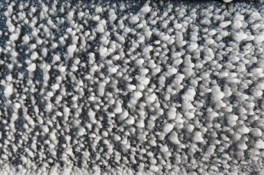 Buz tabakası kış aylarında araba kapısında oluşmuş yollardaki dondurucu yağmurlar, kışın araçlar üzerindeki şiddetli etkilerini gözler önüne seriyor.