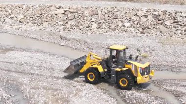 Bir ön yükleyici Sokuluk, Kırgızistan 'daki bir dağ deresinin nehir yatağını ayarlar - 3 Temmuz 2024