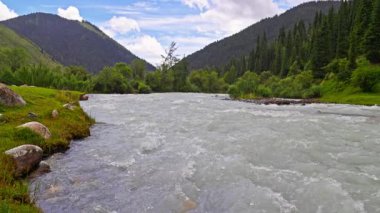 Resmedilmeye değer bir manzara heybetli dağlar ve yemyeşil sularla çevrili canlı bir nehri barındırır.