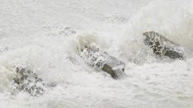 Beton su sızıntısı kanalı eğimindeki paraşüt dengeleyici bloklar. Yavaşlayan su akışını yavaşlatıyor..