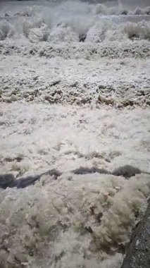 Ağır çekimde paraşüt blokları beton su sızıntısı kanalı eğiminde yavaşlatarak akan su akışını yavaşlatır..