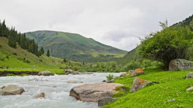 Resmedilmeye değer bir manzara heybetli dağlar ve yemyeşil sularla çevrili canlı bir nehri barındırır.