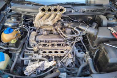 Eski bir dahili Alman 4 silindirli yanmalı benzin motoru ve sökülmüş hava girişi.