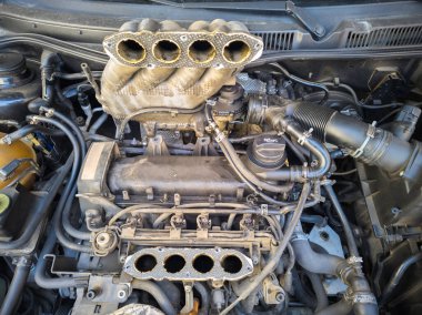 Eski bir dahili Alman 4 silindirli yanmalı benzin motoru ve sökülmüş hava girişi.