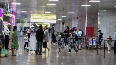 Kırgızistan 'ın Bişkek kentindeki Manas Havaalanı' nda 2 Ağustos 2024 'te yolcu alımı