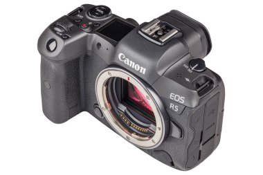 Aynasız dijital kamera gövdesi Canon R5 beyaz arka planda merceksiz ve odaklı - Tula, Rusya, 15 Eylül 2021