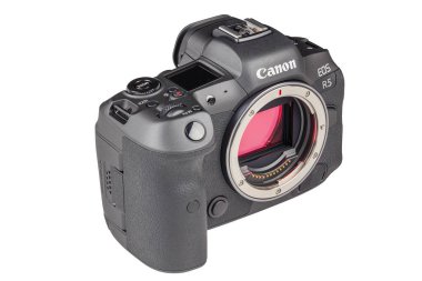 Aynasız dijital kamera gövdesi Canon R5 beyaz arka planda merceksiz ve odaklı - Tula, Rusya, 15 Eylül 2021