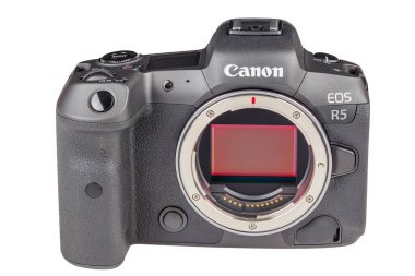Canon R5 - Siyah profesyonel 35 mm tam kare aynasız kamera gövdesi beyaz arkaplanda izole edilmiş ve odak yığını Tula, Rusya, 15 Eylül 2021