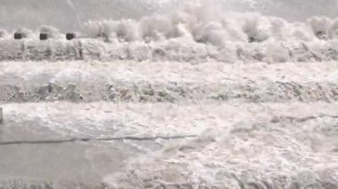 Güneşli bir günde Şelale Kıyısında Beyaz Su Sıçrıyor