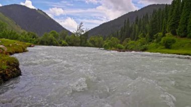 Resmedilmeye değer bir manzara heybetli dağlar ve yemyeşil sularla çevrili canlı bir nehri barındırır.