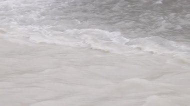 Çamurlu suyu yavaş çekimde kaynatıyorlar ve iki zıt akış birbirine karışıp çarpışıyor.