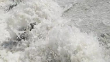 Beton su sızıntısı kanalı eğimindeki paraşüt dengeleyici bloklar. Yavaşlayan su akışını yavaşlatıyor..