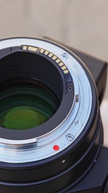 DSLR telefoto yakınlaştırma merceği süngüsü bir döner tablaya yakın çekim - tam daire.