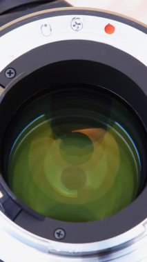 DSLR telefoto yakınlaştırma merceği süngüsü bir döner tablaya yakın çekim - tam daire.