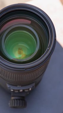 DSLR telefoto yakınlaştırma lensinin ön ögesi yüksek açılı bir pikaba yakın çekim - tam daire görünümü.