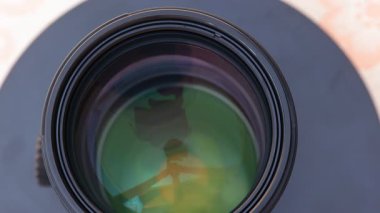 DSLR telefoto yakınlaştırma lensinin ön ögesi yüksek açılı bir pikaba yakın çekim - tam daire görünümü.