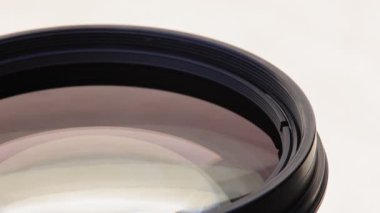 DSLR telefoto yakınlaştırma lensinin ön ögesi bir döner tablaya yakınlaştır - tam daire döngüsü.