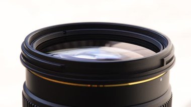 DSLR telefoto yakınlaştırma lensinin ön ögesi bir döner tablaya yakınlaştır - tam daire döngüsü.