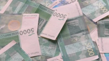 5.000 Kırgızistan Som banknotunun döner arkaplanı, tam kare döngüsel arkaplan